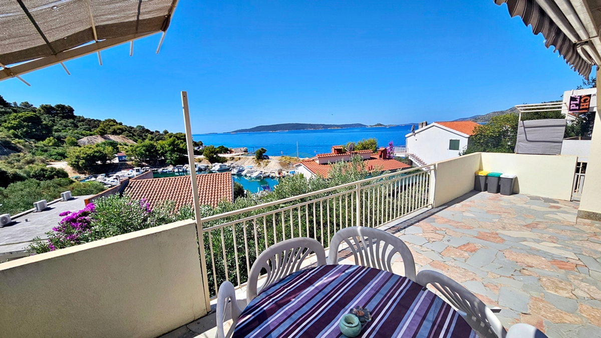 Samostojna hiša v Okrugu Donjem/Čiovo na izjemni lokaciji, drugi vrsti od morja